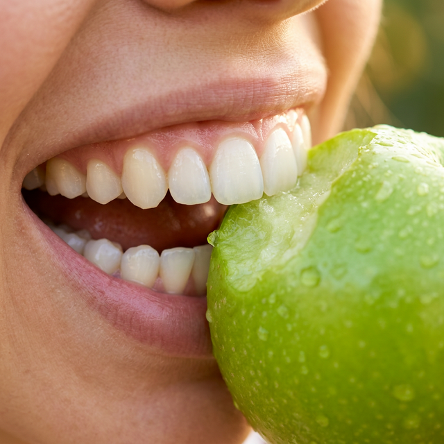 Sorriso saudável mordendo maçã - Resultado AG5